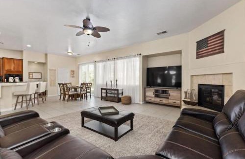 Greenacres House | Stylish Silver Falls 4BR KING Master Game Room