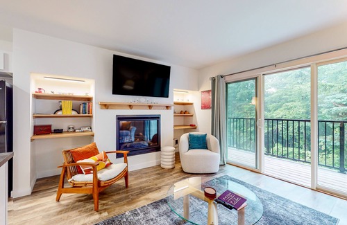 Warren Condo | Stylish ski-in/out condo with fireplace and resort pool access