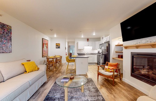 Warren Condo | Stylish ski-in/out condo with fireplace and resort pool access