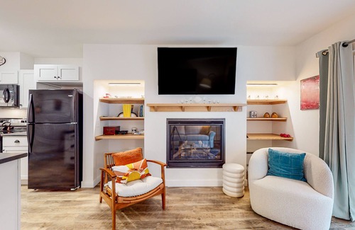 Warren Condo | Stylish ski-in/out condo with fireplace and resort pool access