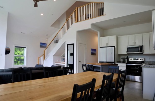Berlin House | Stylish Southpoint Retreat - Spacious 4 Bed Barndominium near Assateague Beach
