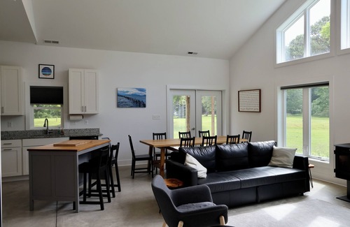 Berlin House | Stylish Southpoint Retreat - Spacious 4 Bed Barndominium near Assateague Beach