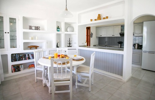 Los Pocillos Villa | Stylish & spacious villa with terrace & garden