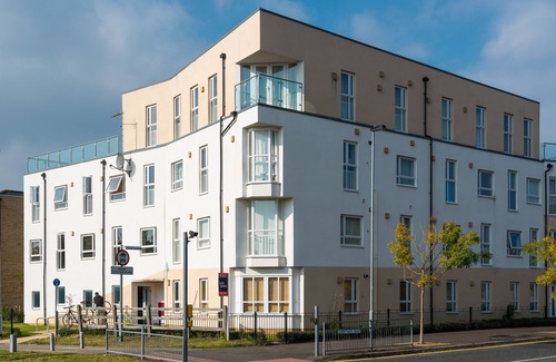 Cambridge Apartment | Stylish spacious 2-bedroom apartment furnished to a high standard.