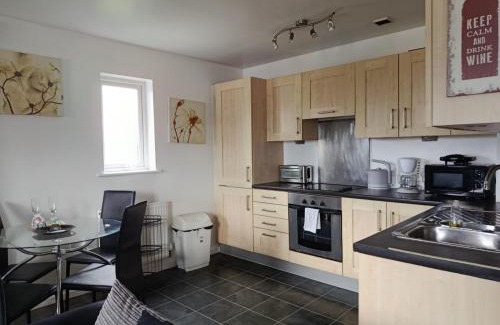 Clayton Apartment | Stylish spacious 2 bed Apt Balcony Nr City Stadium