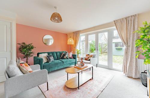 Cambourne House | Stylish & Spacious 3bed Home with Fast Wifi & Private Parking