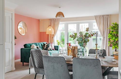 Cambourne House | Stylish & Spacious 3bed Home with Fast Wifi & Private Parking