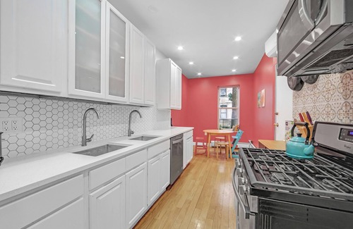 Crown Heights House | Stylish & Spacious 4-Bedroom Townhouse with A/C and backyard- family friendly!