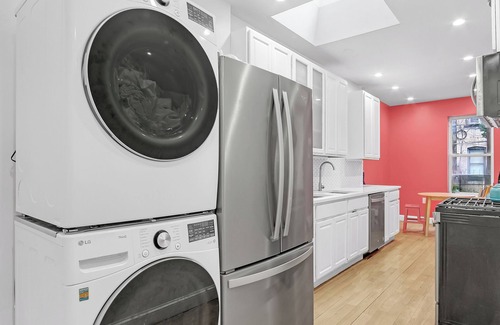 Crown Heights House | Stylish & Spacious 4-Bedroom Townhouse with A/C and backyard- family friendly!