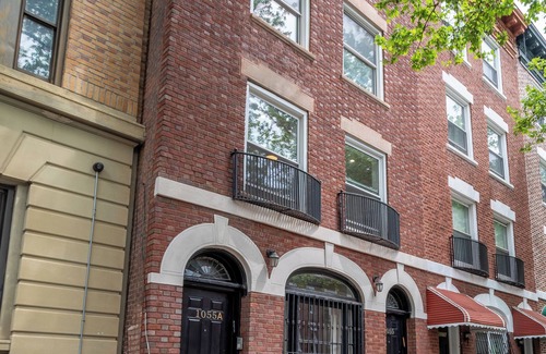 Crown Heights House | Stylish & Spacious 4-Bedroom Townhouse with A/C and backyard- family friendly!