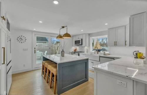 Flanders House | Stylish, spacious, and modern - Just 1 block from a private beach.