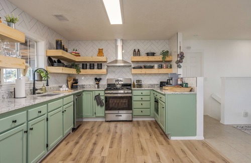 Cottonwood House | Stylish & Spacious Boho - King Bed Galore, Hot Tub, Arcade, Ping Pong, Rec Room