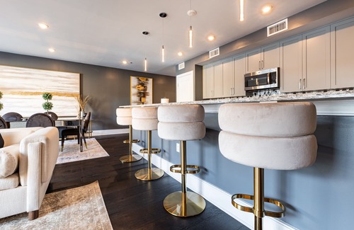 Central Business District Condo | ⚜️Stylish,Spacious & Comfortable Downtown Penthouse! Enjoy The View from Your Personal Terrace!