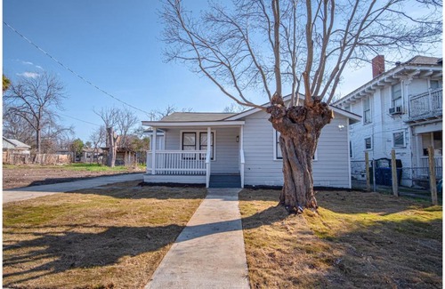 Denver Heights House | Stylish Spacious Comfort 4BR3BA Downtown Gem