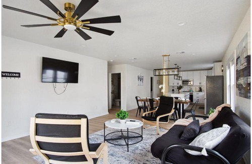Denver Heights House | Stylish Spacious Comfort 4BR3BA Downtown Gem