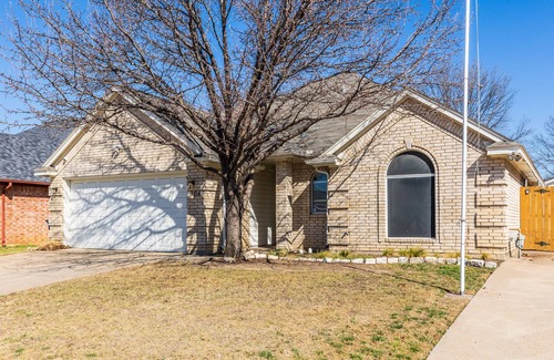 Fort Worth House | Stylish & Spacious - Perfect for Small Groups!
