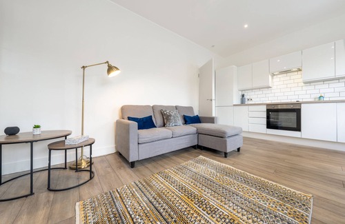 Queen's Park Apartment | Stylish split-level 2BR near Queen’s Park – bright, modern & well-connected