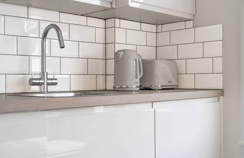 Queen's Park Apartment | Stylish split-level 2BR near Queen’s Park – bright, modern & well-connected