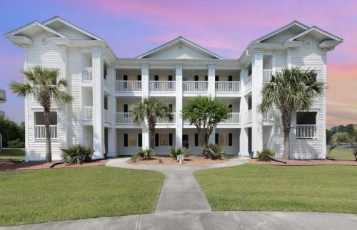 Longs Apartment | Stylish Stay-Golf & Water Views