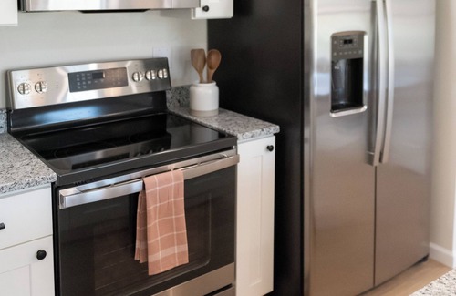 Knoxville House | Stylish stay in between Downtown Knoxville and the Smokies!