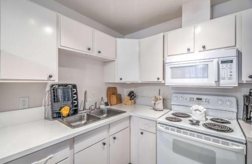 Las Vegas House | Stylish Stay Near Vegas Strip Sleeps 6