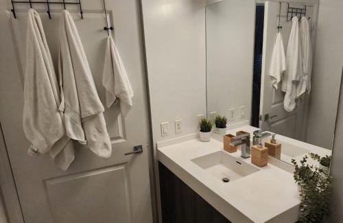 Garden District Apartment | Stylish Stay Toronto Oasis - Reg # STR-2309-HMVRVX exp Feb 21, 2026