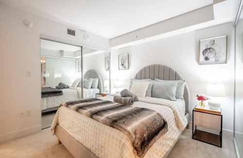 Bay Cloverhill House | Stylish Stay with City Views, Pool and Gym