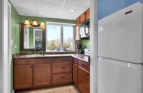 Wrightsville Beach Condo | Stylish Studio Near Wrightsville Beach | Pool, Elevator, Walk to Dining