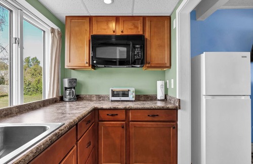 Wrightsville Beach Condo | Stylish Studio Near Wrightsville Beach | Pool, Elevator, Walk to Dining