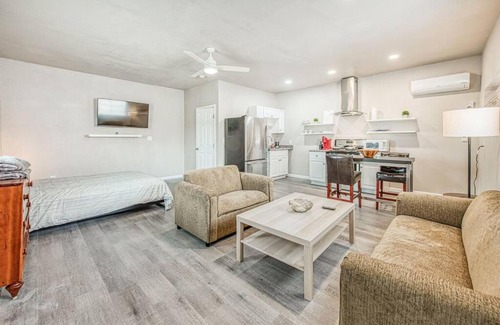 Raisin Apartment | Stylish Studio 89 Brand New from the floor up