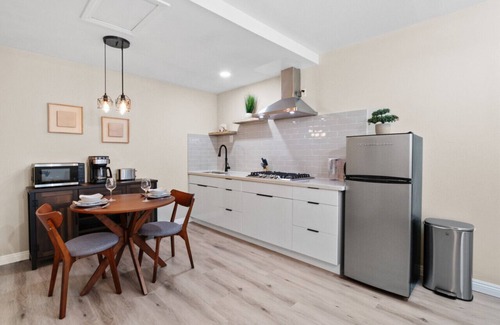 La Puente House | Stylish Studio, King Bed, Smart TV, Kitchen Essentials, Onsite Laundry, and an Ideal Location for Shopping and Culinary Adventures.