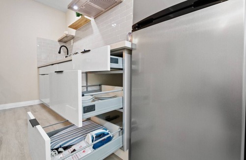 La Puente House | Stylish Studio, King Bed, Smart TV, Kitchen Essentials, Onsite Laundry, and an Ideal Location for Shopping and Culinary Adventures.