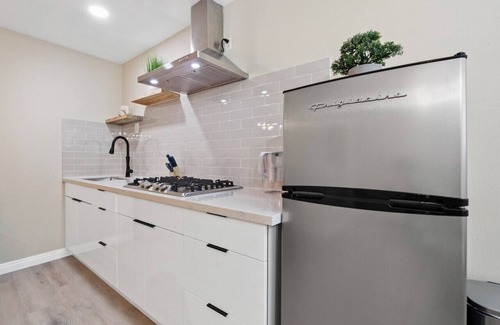 La Puente House | Stylish Studio, King Bed, Smart TV, Kitchen Essentials, Onsite Laundry, and an Ideal Location for Shopping and Culinary Adventures.