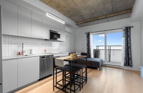 Griffintown Apartment | Stylish Studio on the 24th Floor in Griffintown City 5 mins from downtown