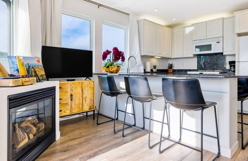 Cayucos Apartment | Stylish studio with ocean views, balcony, fireplace, picnic area & firepit