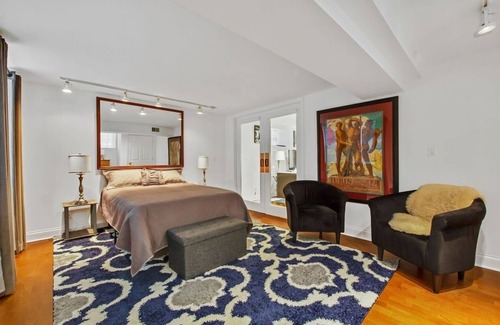 Old Town Triangle Apartment | Stylish Stunner in Great Old Town Neighborhood - Close to North Avenue Beach by RedAwning