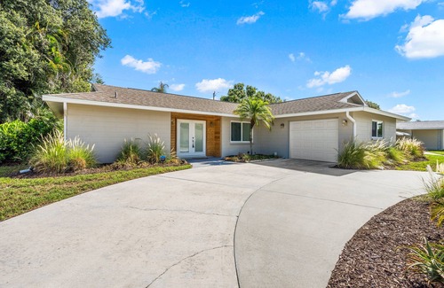 Gulf Gate Estates House | Stylish & Sunny Gem ~ Mins to Siesta Key ~ Hot Tub