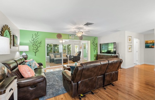 Gulf Gate Estates House | Stylish & Sunny Gem ~ Mins to Siesta Key ~ Hot Tub