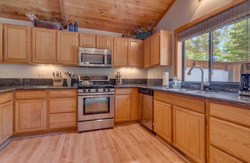 Talmont Cabin | Stylish Tahoe Cabin+Hot Tub, Beach & Walk to Trails