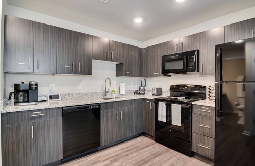 Augusta Apartment | Stylish - The Lynne: Studio w/King Bed +fast Wi-Fi