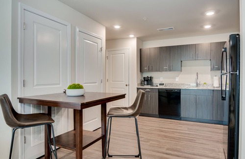 Augusta Apartment | Stylish - The Lynne: Studio w/King Bed +fast Wi-Fi