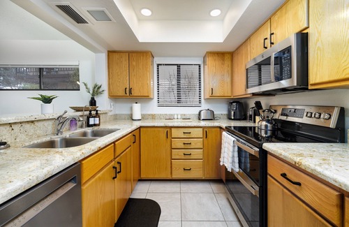 Oak Creek House | Stylish Townhome on Golf Course Red Rock View