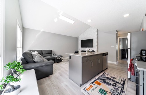 Southwest Edmonton House | ✦Stylish Townhouse✦ϟWIFI✦Garage✦NTFLX
