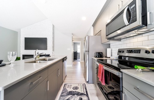 Southwest Edmonton House | ✦Stylish Townhouse✦ϟWIFI✦Garage✦NTFLX