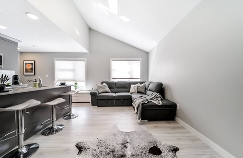 Southwest Edmonton House | ✦Stylish Townhouse✦ϟWIFI✦Garage✦NTFLX