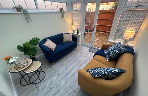 Milton Keynes House | Stylish townhouse-Sleeps 9-Free parking