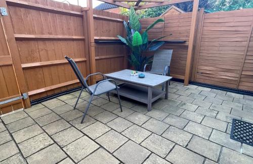 Milton Keynes House | Stylish townhouse-Sleeps 9-Free parking