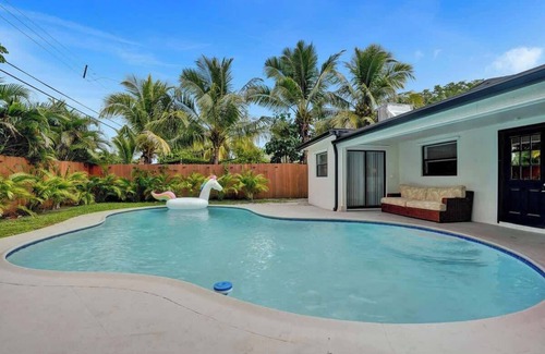 Driftwood Villa | Stylish Tropical Villa with Pool Trampoline