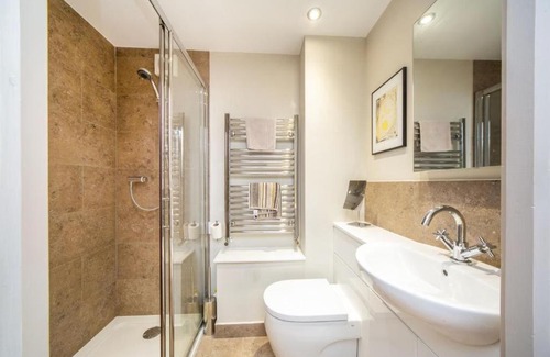 Wells Apartment | Stylish two bed flat, city centre, free parking