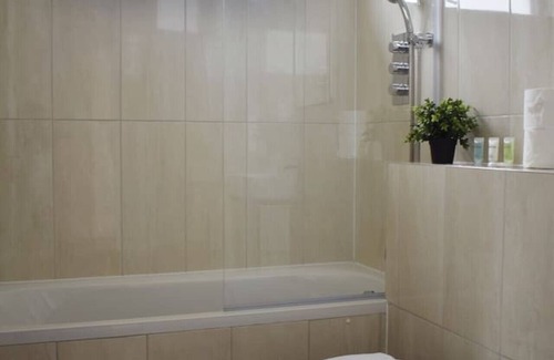 Brentwood Condo | Stylish two bed in Brentwood